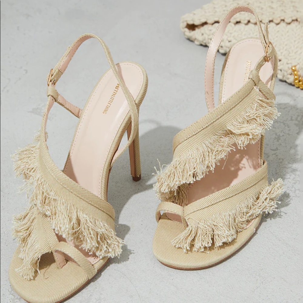 🤍 Fringe heels
